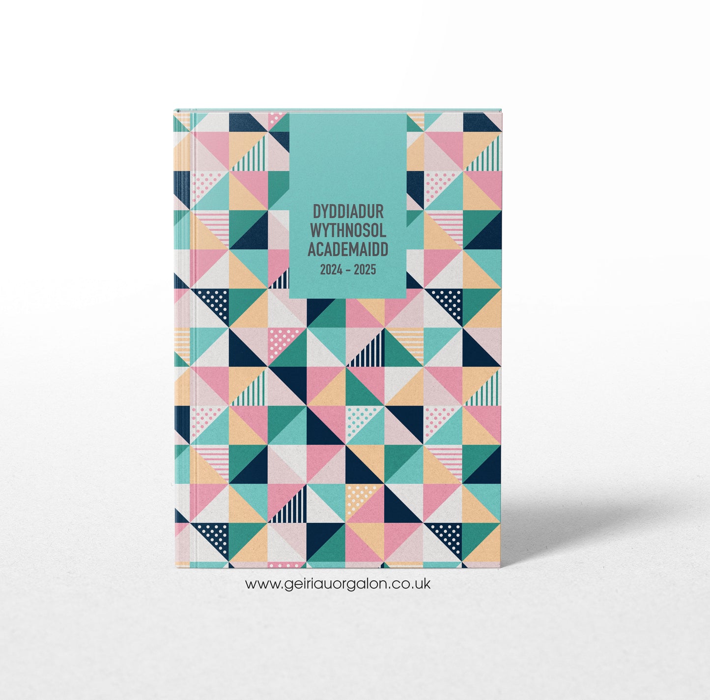 A4 Dyddiadur Wythnosol Academaidd NORMAL Clawr Caled 2025 – 2026 (Trionglau Pinc a Gwyrdd)