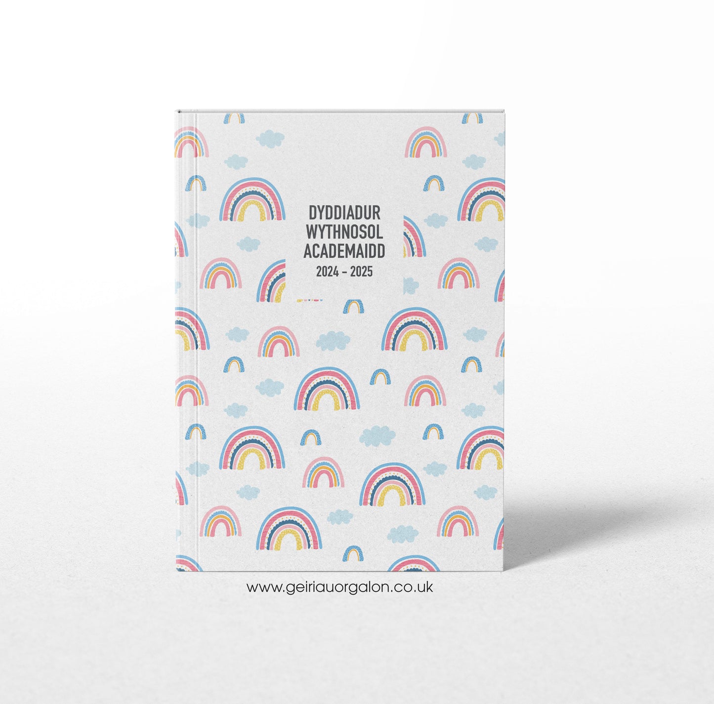 A4A4 Dyddiadur Wythnosol Academaidd NORMAL Clawr Caled 2025 – 2026 (Enfys a Cymylau)