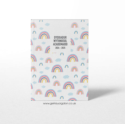 A4A4 Dyddiadur Wythnosol Academaidd NORMAL Clawr Caled 2025 – 2026 (Enfys a Cymylau)