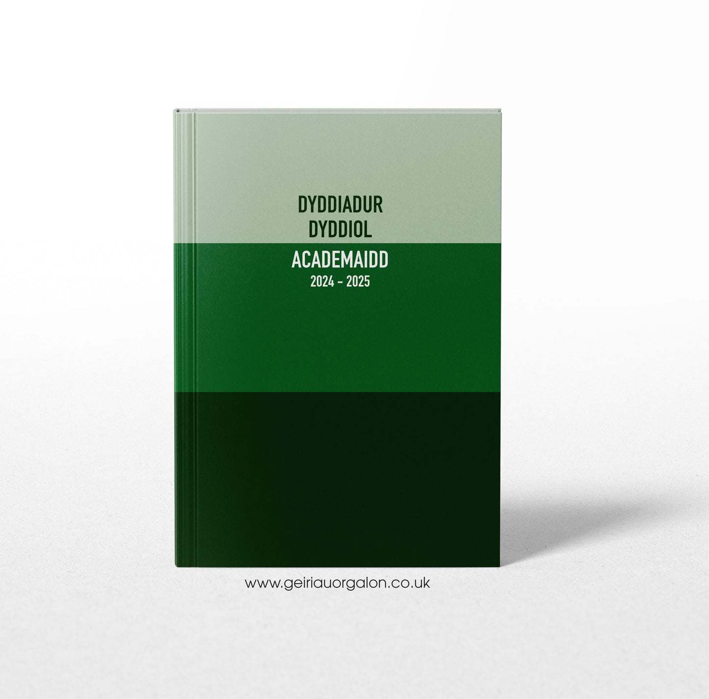 A4 Dyddiadur Dyddiol Academaidd Clawr Caled 2025 – 2026 (Streipiau Gwyrdd)