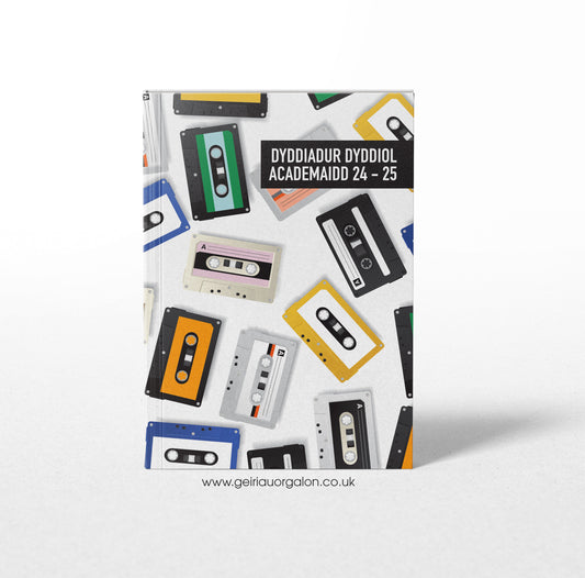 A4 Dyddiadur Dyddiol Academaidd Clawr Caled 2025 – 2026 (Tapiau Retro)