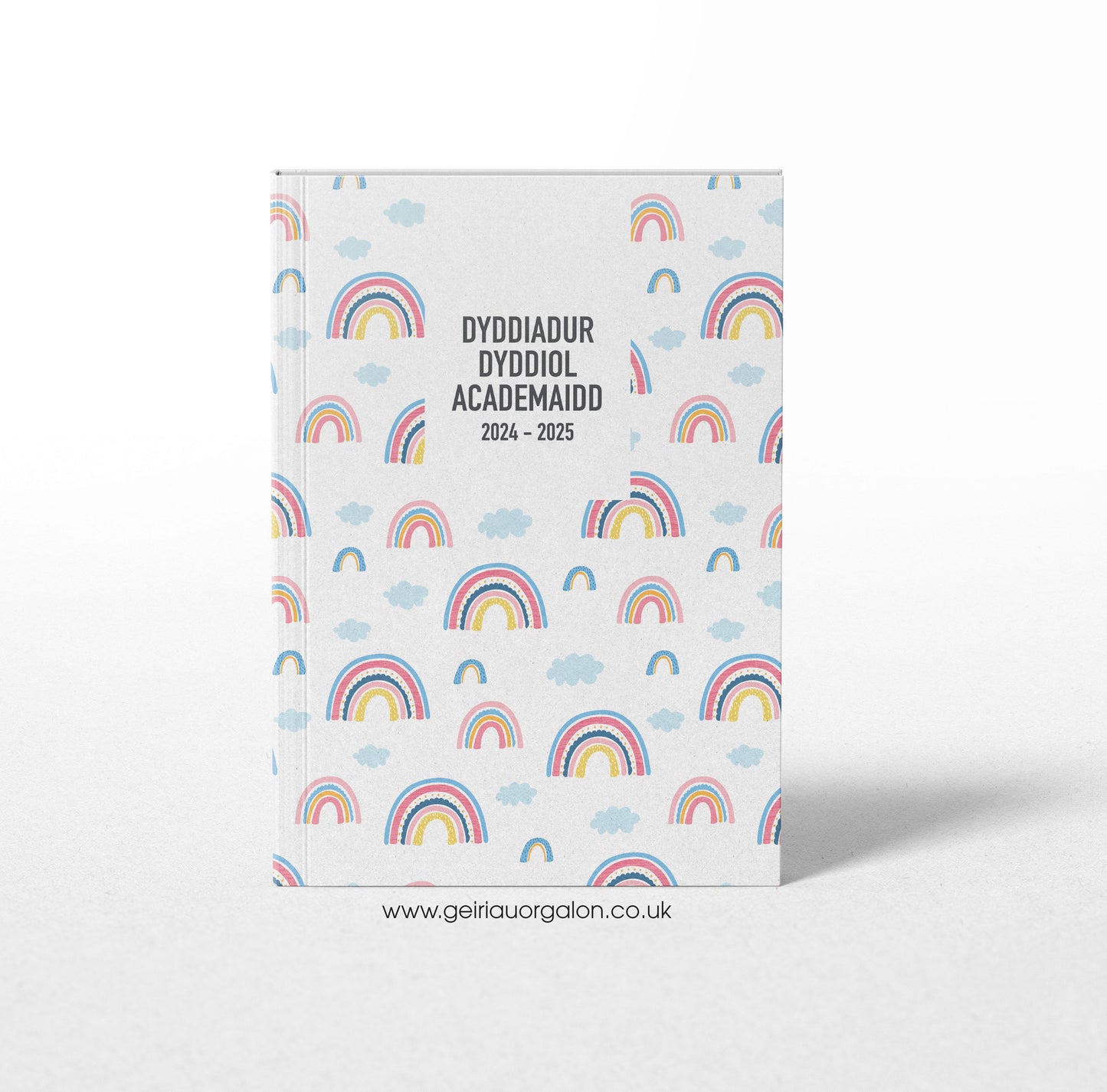 A4 Dyddiadur Dyddiol Academaidd Clawr Caled 2025 – 2026 (Enfys a Cymylau)